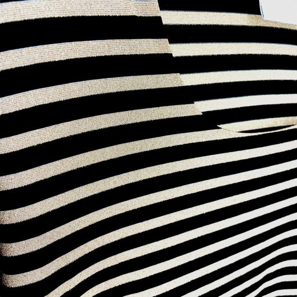 Chico’s Black Gold Shimmer Striped Scoop Front V Back Top Size 3, US 16/X-Large - Picture 5 of 8